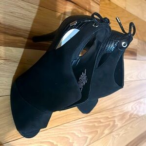 Nine West Black Peep Toe Pumps Size 7 1/2